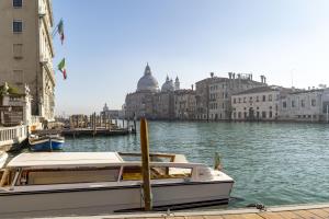 Ein Boot liegt in einem Kanal mit Gebäuden vor Anker. in der Unterkunft Ca Maurice - San Marco Canal view in Venedig