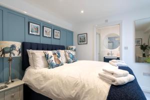 a bedroom with a bed with towels on it at Stunning 2 Bed in the Heart of Cheltenham! in Cheltenham