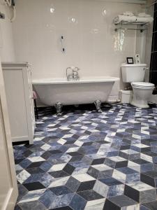 La salle de bains est pourvue d'une baignoire et de toilettes. dans l'établissement Kilbrannan Guest House, à Great Yarmouth