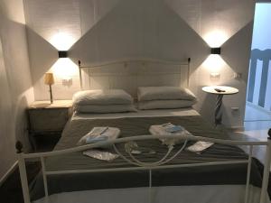 ナポリにあるVarriale Houseのベッドルーム1室(ベッド1台、枕2つ付)