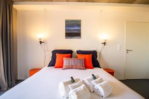 - une chambre avec un lit et des serviettes dans l'établissement L'INOX, à Toulouse