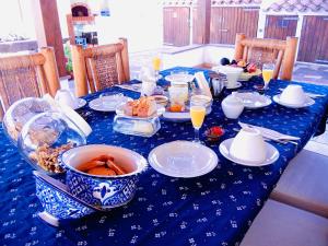 una mesa azul y blanca con comida. en Alba B&B en Carloforte