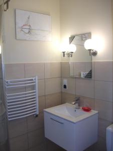 W łazience znajduje się umywalka i lustro. w obiekcie NA BANI-apartamenty i pokoje w Rabce
