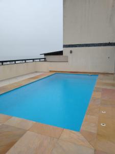 Bazén v ubytování Apartamento Enseada 3 quartos, 8 pessoas nebo v jeho okolí