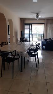 Posezení v ubytování Apartamento Enseada 3 quartos, 8 pessoas