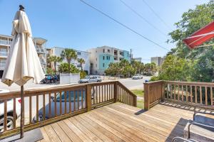 フォーリービーチにあるSalty Shack Unit A Dog Friendly Home Across from the Beach - Central Locationの木製デッキ(パラソル付)、プール