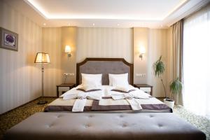 Posteľ alebo postele v izbe v ubytovaní Elixír Medical Wellness Hotel