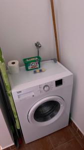 uma máquina de lavar roupa numa sala com em Sunrise Apartment em Baošići