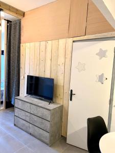 TV/Unterhaltungsangebot in der Unterkunft APPARTEMENT WOOD DESING PROCHE CANNES