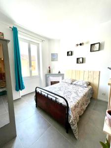 ein Schlafzimmer mit einem Bett in einem Zimmer mit einem Fenster in der Unterkunft APPARTEMENT WOOD DESING PROCHE CANNES in Le Cannet