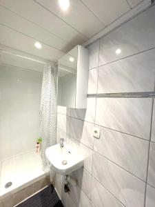 Bagno di APPARTEMENT WOOD DESING PROCHE CANNES