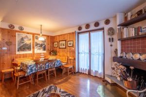 comedor con mesa y sillas en ALTIDO Family Apt for 6, near Ski Lifts, in Courmayeur en Courmayeur