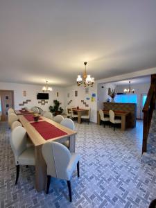 TV a/nebo společenská místnost v ubytování Regina Munților B