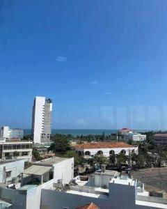 vistas a una ciudad con edificios y al océano en Viva Hotel Phú Yên, en Phường Sáu