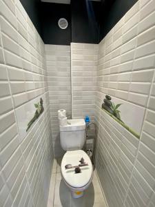 ein Bad mit einem weißen WC in einem Zimmer in der Unterkunft Diamond rock in Le Diamant
