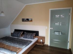 a bedroom with two beds and a door at Haus Fernblick in Breitungen