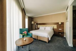 Säng eller sängar i ett rum på Holiday Inn Łódź, an IHG Hotel