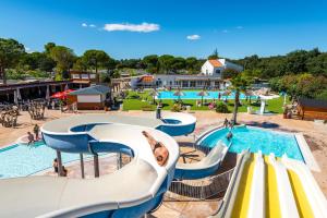 - une piscine dans un complexe avec un parc aquatique dans l'établissement Camping maeva Club Argelès Vacances, à Argelès-sur-Mer