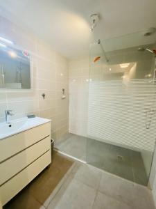 ビスカロッスにあるA1 RESIDENCE LE PALOMBAGGIA -018のバスルーム(バスタブ、シンク、シャワー付)