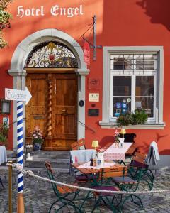 a restaurant with a table and chairs in front of a building at Hotel Engel - Lindauer Bier und Weinstube in Lindau