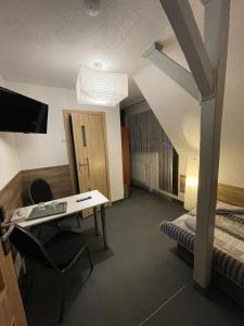 pokój hotelowy z biurkiem i łóżkiem w obiekcie Antonina ***PensjonPrzyKortach*** w Szczawnie Zdroju +37 zdjęć