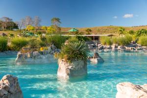 a swimming pool with rocks in the water at Reserva dos Lagos in Laranjeiras