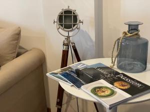 una mesa con una cámara y un plato de comida en ella en Captain’s cabin, en Koper