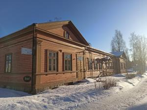 Cabaña de madera con nieve en el suelo en Huoneistohotelli Marja, en Mikkeli