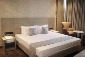 MothiMahal Residency Thrissur客房内的一张或多张床位