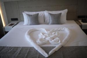 MothiMahal Residency Thrissur客房内的一张或多张床位