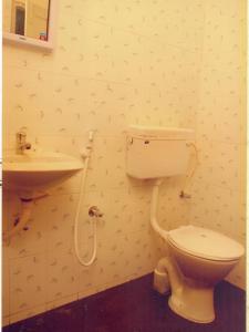 Ванна кімната в Indeevaram Apartments