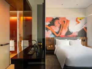 Una cama o camas en una habitación de EAST Hong Kong