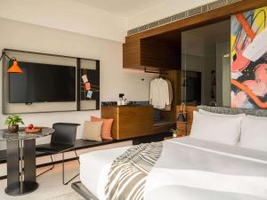 Una cama o camas en una habitación de EAST Hong Kong
