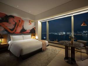 Una cama o camas en una habitación de EAST Hong Kong