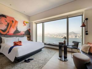 Una cama o camas en una habitación de EAST Hong Kong