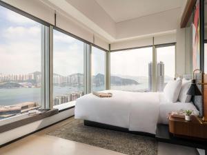 Una cama o camas en una habitación de EAST Hong Kong
