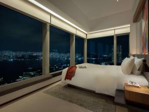 Una cama o camas en una habitación de EAST Hong Kong