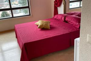 En eller flere senge i et værelse på Appartamento vista lago con piscina