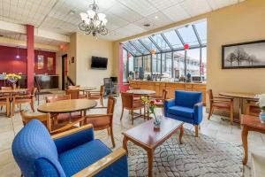Lounge alebo bar v ubytovaní Days Inn by Wyndham Perrysburg Toledo