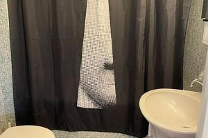 Et badeværelse på Appartamento vista lago con piscina