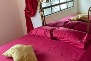 En eller flere senge i et værelse på Appartamento vista lago con piscina