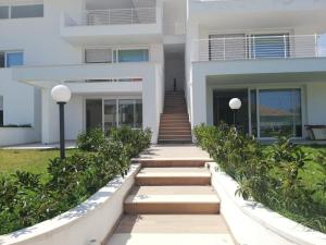 una escalera que conduce a la parte delantera de una casa en Residence Chanel, en Santa Maria di Castellabate