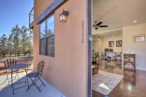 sala de estar con 2 sillas y pared en Aspens Retreat Studio in Kanab with Patio!, en Kanab