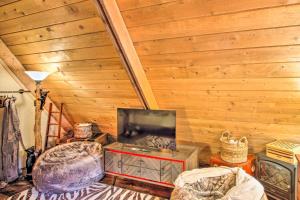 Galeriebild der Unterkunft Cozy A-Frame with Hot Tub, Fire Pit, and Fireplace! in Packwood