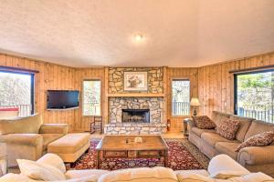 uma sala de estar com um sofá e uma lareira em Woodsy Sky Valley Cottage, 8 Mi to Dillard! em Sky Valley