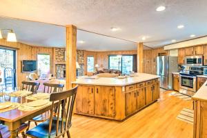 una cocina con armarios de madera, mesa y sillas en Woodsy Sky Valley Cottage, 8 Mi to Dillard!, en Sky Valley