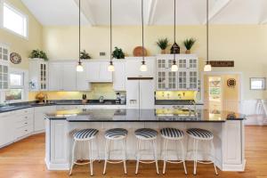 Η κουζίνα ή μικρή κουζίνα στο 211 E Arctic - Tee Fore Two - Oceanfront - 4 Bedrooms