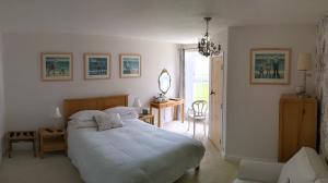 Cama ou camas em um quarto em The Burrows Bed and Breakfast