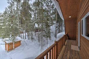 Wild Huckleberry Alpine Cabin Fireplace and Deck! v zimě
