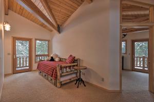 Postel nebo postele na pokoji v ubytování Wild Huckleberry Alpine Cabin Fireplace and Deck!